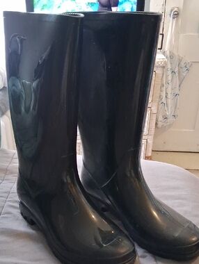 Women's Glossy Black Rain Boots Size 6, Excellent Condition